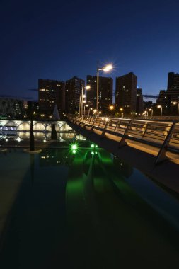 Geçen arabaların gece köprüsü ışıklarının manzarası. Uzun süreli Valencia. 30-08-2023.