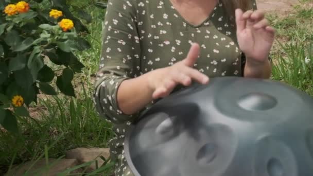 Gadis Bermain Handpan Atau Menggantung Taman — Stok Video