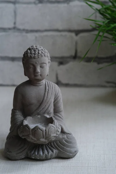 Egy Kis Szobor Buddha Szürke Háttér Egy Téglafal — Stock Fotó