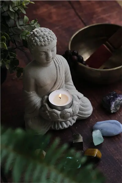 어두운 배경에 양초와 보석과 부처님의 — 스톡 사진
