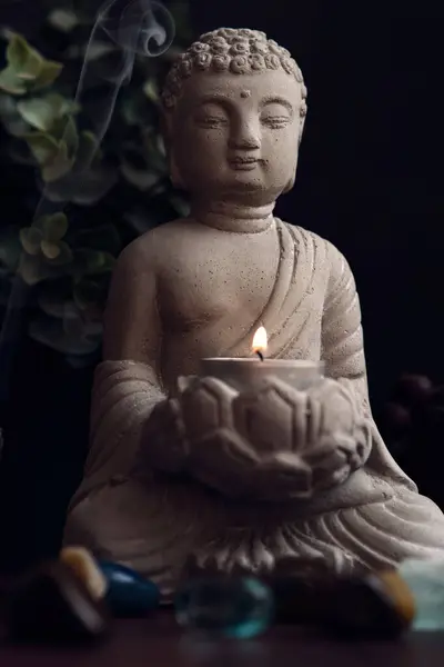 Statua Pietra Buddha Con Una Candela Gemme Sfondo Scuro — Foto Stock