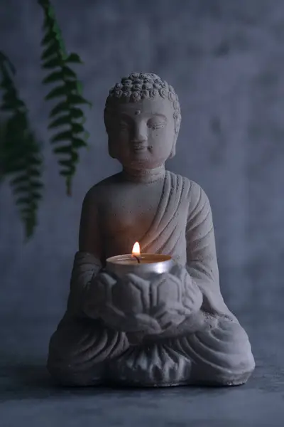 仏陀の装飾的なキャンドルスタンドの小さな石像 — ストック写真
