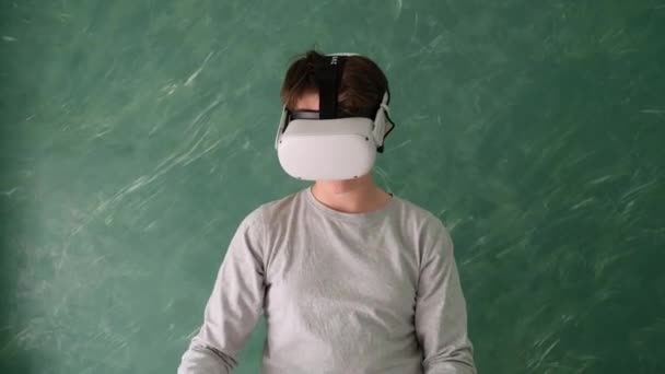 Chłopiec Bawi Się Wirtualnym Słuchawki Zielonym Tle — Wideo stockowe