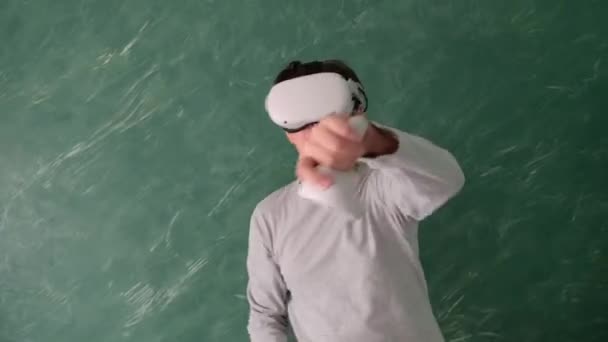 Мальчик Играет Виртуальной Гарнитурой Зеленом Фоне — стоковое видео