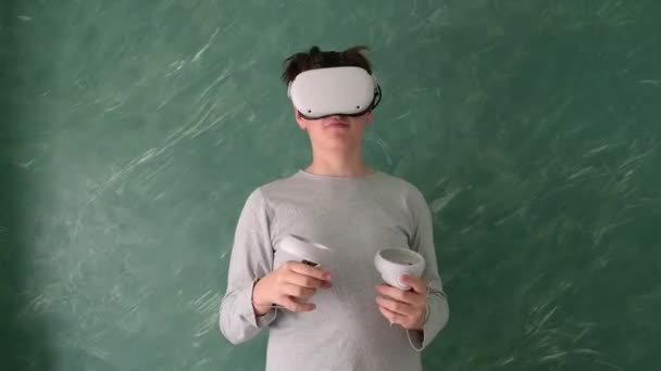 一个男孩在玩绿色背景的虚拟Vr耳机 — 图库视频影像