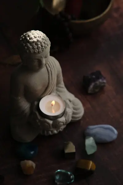 Sten Staty Buddha Med Ett Ljus Och Ädelstenar Mörk Bakgrund — Stockfoto