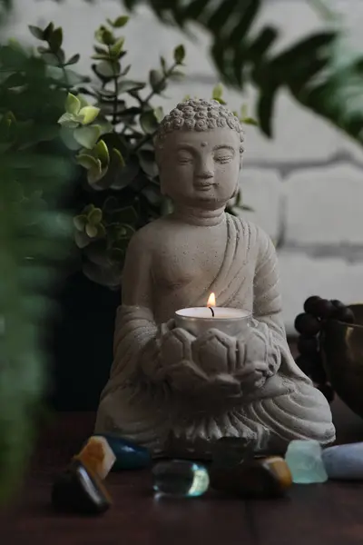 Buddha Statue Mit Kerze Und Edelsteinen Auf Dunklem Hintergrund — Stockfoto