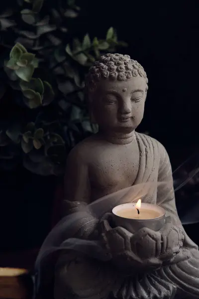 Estátua Pedra Buddha Com Uma Vela Pedras Preciosas Fundo Escuro — Fotografia de Stock