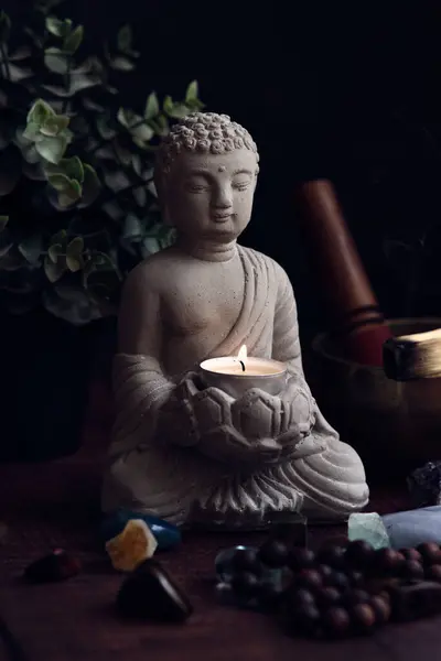 Kamienny Posąg Buddy Świecą Klejnotami Ciemnym Tle — Zdjęcie stockowe