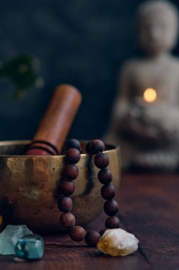 Siyah arka planda boncuk ve mücevherlerle dolu Tibet kasesi.