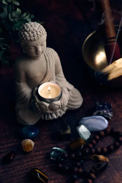 Stenen Beeld Van Boeddha Met Een Kaars Edelstenen Donkere Achtergrond — Stockfoto