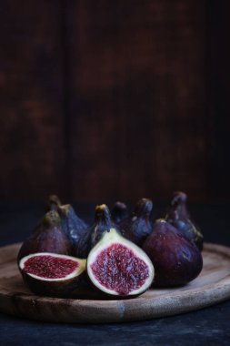 Kırsal bir arka planda, ahşap bir tabakta hayat incir gibi.