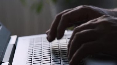 tipik bir dizüstü bilgisayar klavye üzerinde eller