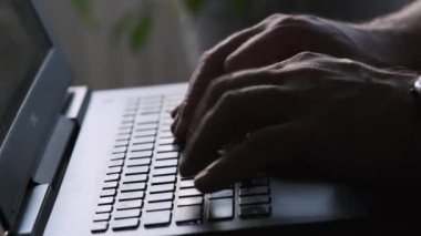 tipik bir dizüstü bilgisayar klavye üzerinde eller