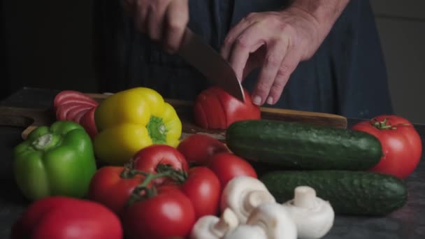 Primer Plano Los Cocineros Manos Rebanando Tomates Verduras Están Tirados — Vídeo de stock