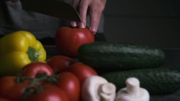 Close Dos Cozinheiros Mãos Cortando Tomates Legumes Estão Deitados Torno — Vídeo de Stock