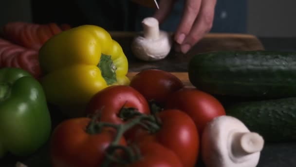 Nahaufnahme Der Hände Der Köche Die Champignons Gemüse Schneiden Liegen — Stockvideo