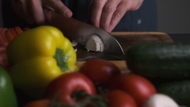 Gros Plan Des Chefs Mains Tranchant Champignons Autour Des Légumes — Video