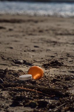 Plaj ekolojisinin kumları üzerindeki plastik çöpler tehlikede.