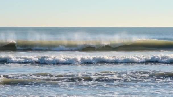 慢速移动的海景波浪在沙滩上翻滚 — 图库视频影像
