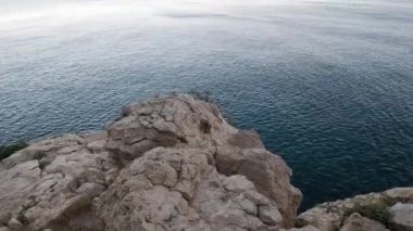 Kayalık deniz koyunun panoramik manzarası