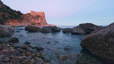 Akşam ya da sabah panoramik manzara Kayalık Deniz Koyu