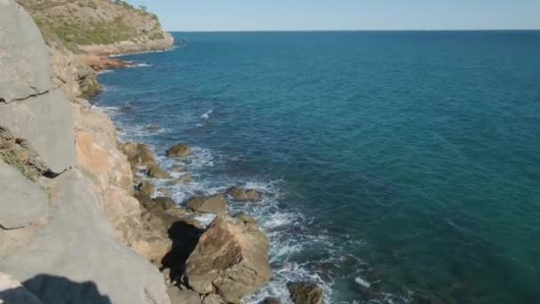 静かな海と岩の海の湾を眺める — ストック動画