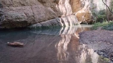 Yazın sakin dağ gölü ve taş kıyısı