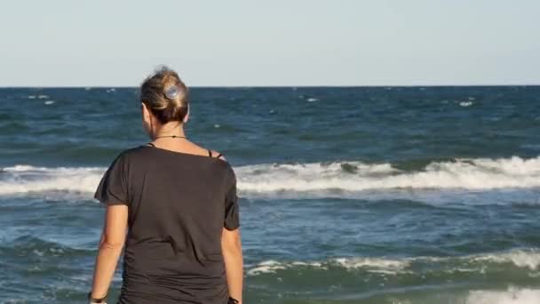 Kobieta Patrząca Fale Morskie Świetle Dnia — Wideo stockowe