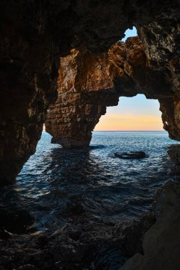 Mağaradan sakin bir akşam denizi manzarası