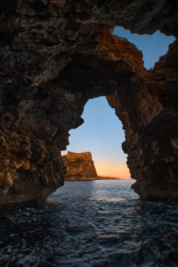 Mağaradan sakin bir akşam denizi manzarası