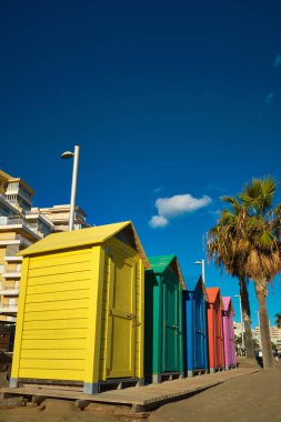 Sahilde parlak boyanmış yaz plajı soyunma odaları.