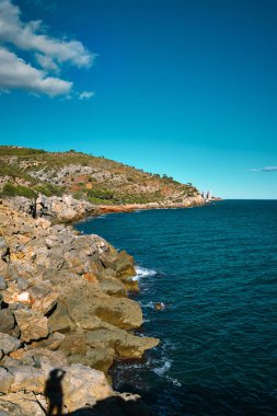 Cennet gibi deniz manzaralı sahil kayalıkları ve mavi deniz İspanya 'sı