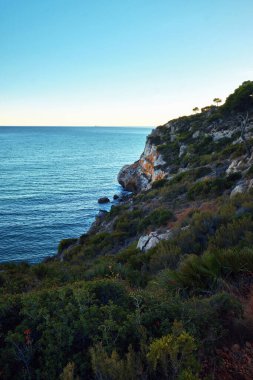 Cennet gibi deniz manzaralı sahil kayalıkları ve mavi deniz İspanya 'sı