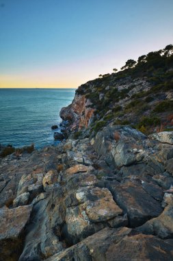 Cennet gibi deniz manzaralı sahil kayalıkları ve mavi deniz İspanya 'sı