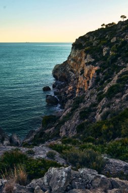 Cennet gibi deniz manzaralı sahil kayalıkları ve mavi deniz İspanya 'sı