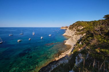 Cennet gibi deniz manzaralı sahil kayalıkları ve mavi deniz İspanya 'sı