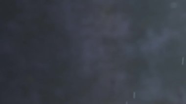 Uçan meyve kayısılarına yakın çekim ve yavaş su damlaları