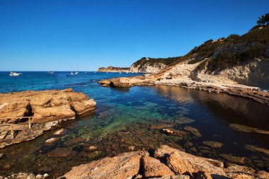Yaz mevsimi kayalık koy sakin mavi deniz ve berrak gökyüzü