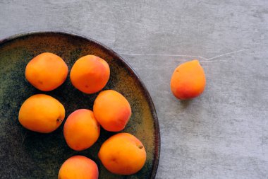 Masada taze olgun kayısılar var.