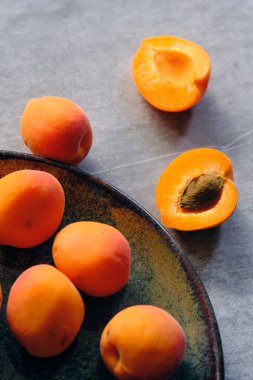 Masada taze olgun kayısılar var.