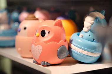 Mağaza rafında küçük renkli kauçuk baykuş oyuncakları