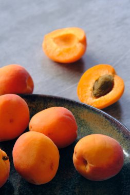 Masada taze olgun kayısılar var.