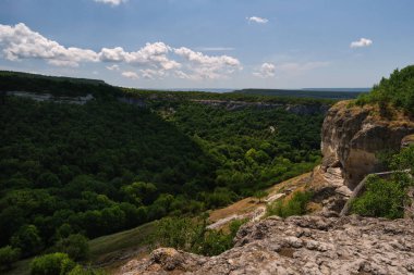 Gökyüzü ve beyaz bulutlu yeşil dağ sırası