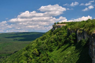 Gökyüzü ve beyaz bulutlu yeşil dağ sırası