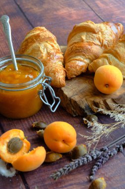 Kayısı ve kayısı ile kayısı reçeli ahşap bir masada.