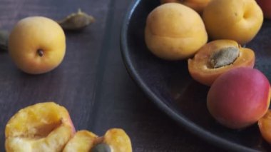 Masanın üzerinde kayısı halısı, şeker ve tencere var.