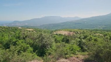 Dağlar yeşillikle kaplanmış güzel bir manzarayla