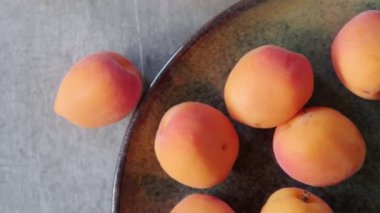 Olgun kayısılarla dolu bir tabağın görüntüsü