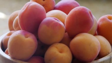 Olgun kayısılarla dolu bir tabağın görüntüsü